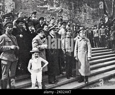 Wladimir Lenin auf dem Roten Platz während der Parade der Wsewobuch-Truppen (Freiwillige Infanterie). 25.Mai 1919. Moskau. Stockfoto