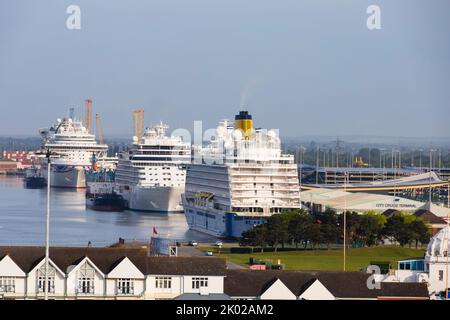 Die Schiffe stehen am City Cruise Terminal, Southampton, Hampshire, an. P&O MS Ventura, Saga Spirit of Adventure und Seven Seas Splendor. Stockfoto