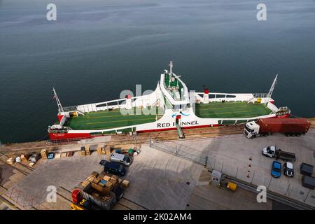 Red Funnel Line, Red Kestrel, Autofähre zur Isle of Wight. Liegeplatz in Southampton, Hampshire, England Stockfoto