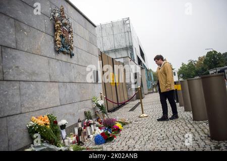 Warschau, Polen. 09. September 2022. Ein Mann schaut auf Blumen, die vor der britischen Botschaft in Warschau platziert sind. Nach der Ankündigung des Todes Ihrer Majestät Königin Elisabeth II. Hinterlassen Bürger Warschaus von morgens an Blumen und Kerzen, um ihrer Majestät in der britischen Botschaft in Warschau ihren Respekt zu erweisen. Kredit: SOPA Images Limited/Alamy Live Nachrichten Stockfoto