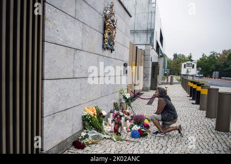 Warschau, Polen. 09. September 2022. Ein Mann betet vor der britischen Botschaft in Warschau. Nach der Ankündigung des Todes Ihrer Majestät Königin Elisabeth II. Hinterlassen Bürger Warschaus von morgens an Blumen und Kerzen, um ihrer Majestät in der britischen Botschaft in Warschau ihren Respekt zu erweisen. Kredit: SOPA Images Limited/Alamy Live Nachrichten Stockfoto