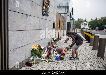 Warschau, Polen. 09. September 2022. Ein Mann stellt Blumen vor die britische Botschaft in Warschau. Nach der Ankündigung des Todes Ihrer Majestät Königin Elisabeth II. Hinterlassen Bürger Warschaus von morgens an Blumen und Kerzen, um ihrer Majestät in der britischen Botschaft in Warschau ihren Respekt zu erweisen. Kredit: SOPA Images Limited/Alamy Live Nachrichten Stockfoto