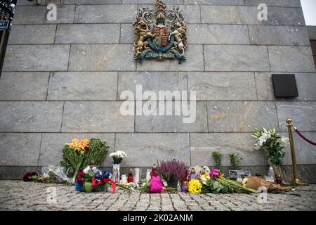 Warschau, Polen. 09. September 2022. Die Mauer der Britischen Botschaft Warschau mit Blumen unter dem britischen Wappen. Nach der Ankündigung des Todes Ihrer Majestät Königin Elisabeth II. Hinterlassen Bürger Warschaus von morgens an Blumen und Kerzen, um ihrer Majestät in der britischen Botschaft in Warschau ihren Respekt zu erweisen. Kredit: SOPA Images Limited/Alamy Live Nachrichten Stockfoto