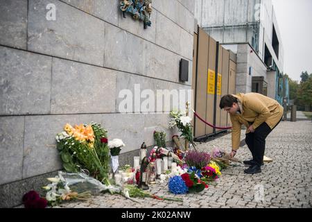 Warschau, Polen. 09. September 2022. Ein Mann stellt Blumen vor die britische Botschaft in Warschau. Nach der Ankündigung des Todes Ihrer Majestät Königin Elisabeth II. Hinterlassen Bürger Warschaus von morgens an Blumen und Kerzen, um ihrer Majestät in der britischen Botschaft in Warschau ihren Respekt zu erweisen. Kredit: SOPA Images Limited/Alamy Live Nachrichten Stockfoto