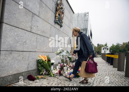 Warschau, Polen. 09. September 2022. Eine Frau stellt Blumen vor die britische Botschaft in Warschau. Nach der Ankündigung des Todes Ihrer Majestät Königin Elisabeth II. Hinterlassen Bürger Warschaus von morgens an Blumen und Kerzen, um ihrer Majestät in der britischen Botschaft in Warschau ihren Respekt zu erweisen. Kredit: SOPA Images Limited/Alamy Live Nachrichten Stockfoto