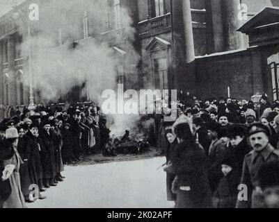 Verbrennung der königlichen Wappen im Anitschkow-Palast. Petrograd, Den 27. Februar 1917. Foto von K. Bulla. Stockfoto