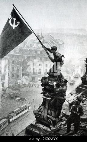 *Schwarz-Weiß* am 30. April 1945 wurde das scharlachrote Siegesbanner über dem brennenden Reichstag in Berlin gehisst. Am 8. Mai wurde der Akt der bedingungslosen Kapitulation des faschistischen Deutschlands unterzeichnet. Die sowjetische Armee rettete die Völker Europas vor der faschistischen Sklaverei. Stockfoto