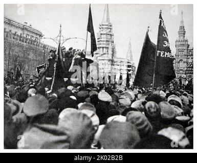 Wladimir Lenin hält am 1. Mai eine Rede vom Redstreum auf dem Roten Platz zum internationalen Feiertag. Moskau, 1919. Stockfoto