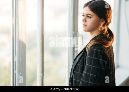 Weibliche Führung ehrgeiziges Geschäft Frau Fenster Stockfoto