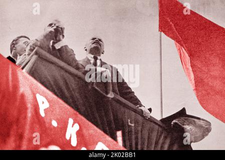 Wladimir Lenin hält am 1. Mai eine Rede vom Redstreum auf dem Roten Platz zum internationalen Feiertag. 1919. Moskau. Stockfoto