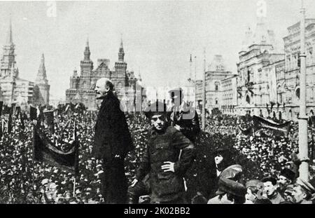 Wladimir Lenin hält eine Rede auf dem Roten Platz (vom Hinrichtungsgelände) bei der Eröffnung eines temporären Denkmals für Stepan Razin. Moskau. 1919. Stockfoto