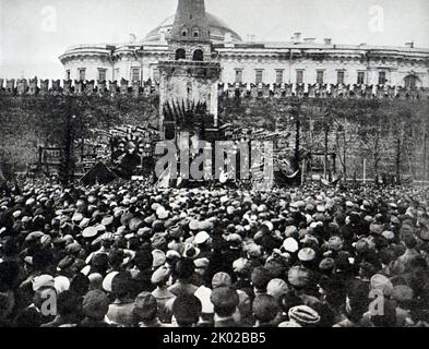 Wladimir Lenin hält am Internationalen Tag des 1. Mai eine Rede vom Podium auf dem Roten Platz. 1919. Moskau. Stockfoto