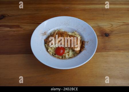 Pasta mit Hühnchen in Tomaten- und Sauce Stockfoto