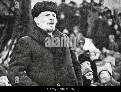 Wladimir Lenin hält eine Rede bei der Beerdigung von Swerdlow auf dem Roten Platz. 1919. Moskau. Stockfoto