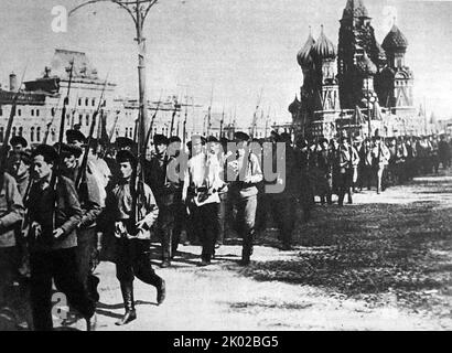 Parade der Einheiten der militärischen Grundausbildung auf dem Roten Platz. Moskau. 25.Mai 1918. Foto von G. Goldstein. Stockfoto