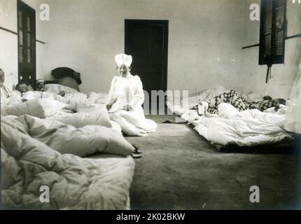 Japanische Krankenschwestern des Roten Kreuzes in Chemulpo, Korea, nahmen an russischen Soldaten Teil, die im Russisch-Japanischen Krieg 1904 verwundet wurden Stockfoto