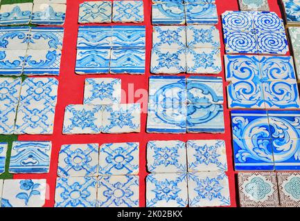 Vintage Kachel Azulejo auf dem Flohmarkt in Lissabon Portugal Stockfoto