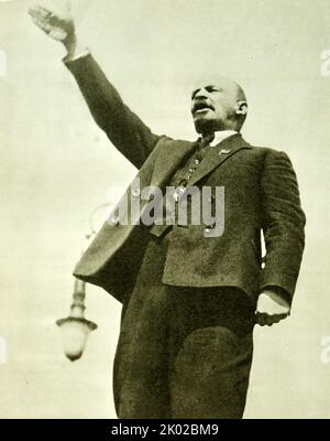 Lenin hält eine Rede auf dem Roten Platz (vom Exekutivorplatz bei der Eröffnung des temporären Denkmals für Stepan Razin). Stockfoto