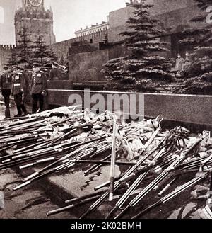 Nazi-Banner und -Symbole werden gesammelt, um auf dem Roten Platz in Moskau öffentlich verbrannt zu werden. 1945 Stockfoto