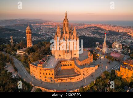 Luftaufnahme der Skyline von Barcelona mit dem Tempel Sagrat Cor bei Sonnenuntergang, Katalonien, Spanien Stockfoto