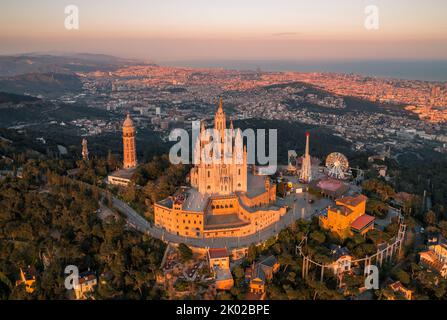 Luftaufnahme der Skyline von Barcelona mit dem Tempel Sagrat Cor bei Sonnenuntergang, Katalonien, Spanien Stockfoto