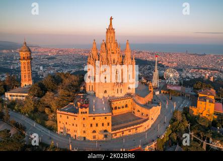 Luftaufnahme der Skyline von Barcelona mit dem Tempel Sagrat Cor bei Sonnenuntergang, Katalonien, Spanien Stockfoto