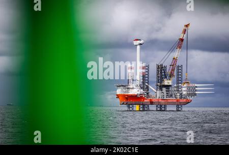 2022-09-09 15:48:37 NOORDZEE - Windmühlen des Hollandse Kust Zuid Windpark im Bau vor der Küste zwischen Den Haag und Zandvoort. Der 225 km2 Park gehört Vattenfall, BASF und Allianz und soll 2023 voll einsatzfähig sein. ANP JEFFREY GROENEWEG niederlande Out - belgien Out Stockfoto