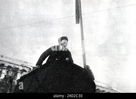 Wladimir Lenin hält am Tag der Feier des ersten Jahrestages der Großen Sozialistischen Oktoberrevolution eine Rede vom Podium auf dem Roten Platz. Moskau. 1918. Stockfoto