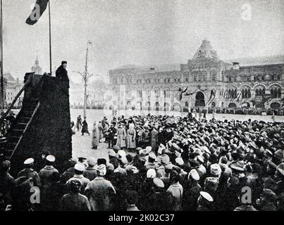 Wladimir Lenin hält am Tag der Feier des ersten Jahrestages der Großen Sozialistischen Oktoberrevolution eine Rede vom Redstreck auf dem Roten Platz nach der Enthüllung einer Gedenktafel, die zum Gedenken an die Völker errichtet wurde, die für Frieden und Brüderlichkeit gefallen sind. Moskau. 1918. Stockfoto