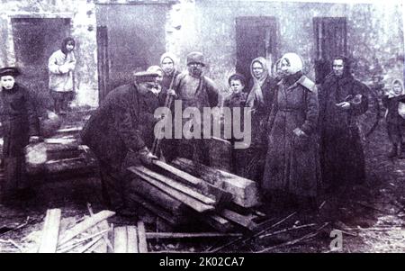 Die Verteilung von Holz aus zerstörten Knospen an die Bürger. Petrograd. 1920.&#13;&#10; Stockfoto