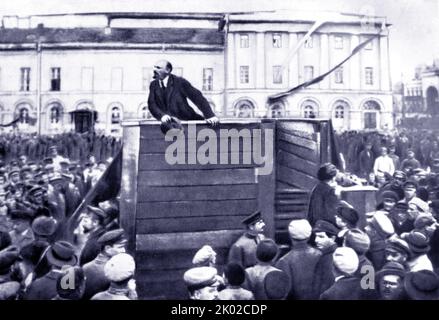 Wladimir Lenin sprach 1920 in Moskau zu Soldaten der Roten Armee, die zur polnischen Front auszogen. Foto von G. P. Goldshtein. Leo Trotzki und Lew Borissowitsch Kamenew wurden aus dem Foto mit Airbrush aufgenommen Stockfoto