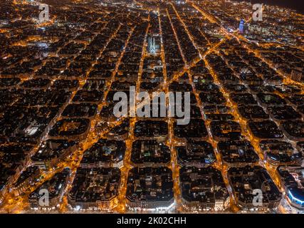 Luftaufnahme des Wohnviertels Barcelona Eixample und der berühmten Basilika Sagrada Familia bei Nacht. Katalonien, Spanien Stockfoto