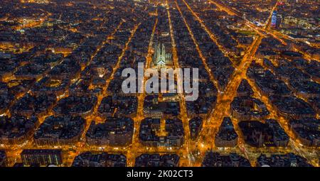 Luftaufnahme des Wohnviertels Barcelona Eixample und der berühmten Basilika Sagrada Familia bei Nacht. Katalonien, Spanien Stockfoto