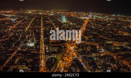 Luftaufnahme des Wohnviertels Barcelona Eixample und der berühmten Basilika Sagrada Familia bei Nacht. Katalonien, Spanien Stockfoto