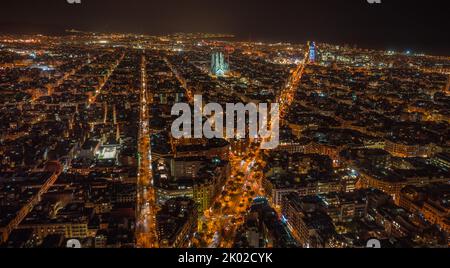 Luftaufnahme des Wohnviertels Barcelona Eixample und der berühmten Basilika Sagrada Familia bei Nacht. Katalonien, Spanien Stockfoto