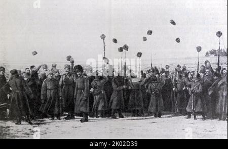 Soldaten feiern die Waffenstillstandsbekanntmachung der Sowjetregierung. Dezember 1917. Stockfoto