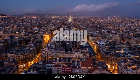 Luftaufnahme des Wohnviertels Barcelona Eixample und der berühmten Basilika Sagrada Familia bei Nacht. Katalonien, Spanien Stockfoto