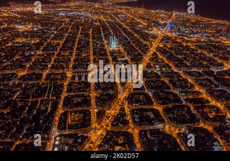 Luftaufnahme des Wohnviertels Barcelona Eixample und der berühmten Basilika Sagrada Familia bei Nacht. Katalonien, Spanien Stockfoto