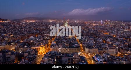 Luftaufnahme des Wohnviertels Barcelona Eixample und der berühmten Basilika Sagrada Familia bei Nacht. Katalonien, Spanien Stockfoto