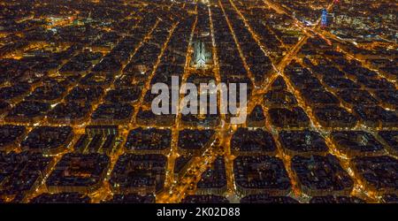 Luftaufnahme des Wohnviertels Barcelona Eixample und der berühmten Basilika Sagrada Familia bei Nacht. Katalonien, Spanien Stockfoto