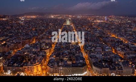 Luftaufnahme des Wohnviertels Barcelona Eixample und der berühmten Basilika Sagrada Familia bei Nacht. Katalonien, Spanien Stockfoto