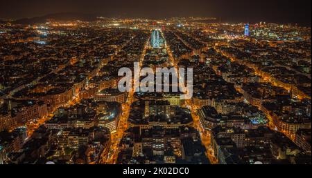 Luftaufnahme des Wohnviertels Barcelona Eixample und der berühmten Basilika Sagrada Familia bei Nacht. Katalonien, Spanien Stockfoto
