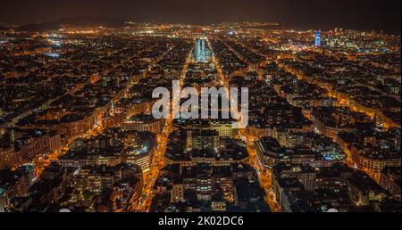 Luftaufnahme des Wohnviertels Barcelona Eixample und der berühmten Basilika Sagrada Familia bei Nacht. Katalonien, Spanien Stockfoto