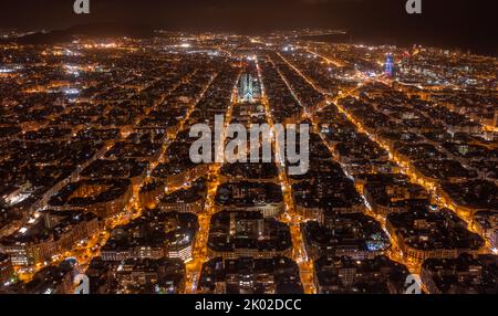 Luftaufnahme des Wohnviertels Barcelona Eixample und der berühmten Basilika Sagrada Familia bei Nacht. Katalonien, Spanien Stockfoto