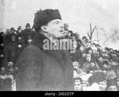 V.I. Lenin hält am Tag der Beerdigung von Y. M. Swerdlow eine Rede auf dem Roten Platz. Moskau. 18. März 1919. Stockfoto