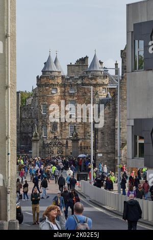 Edinburgh Schottland, Großbritannien 09. September 2022. Die Menschen versammeln sich vor dem Hollyrood Palace, um nach dem Tod der Königin ihren Respekt zu zahlen. Credit sst/alamy live newsevent Stockfoto