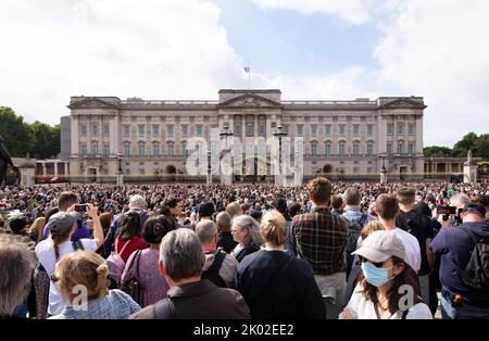 London, Großbritannien. 09. September 2022. 9.. September 2022. London, Großbritannien. Die Menschenmassen sehen sich an, als König Charles III und Camilla, der Queen Consort, am Buckingham Palace in London ankommen. Quelle: Doug Peters/Alamy Live News Stockfoto