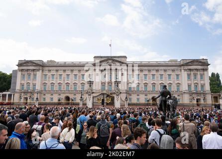 London, Großbritannien. 09. September 2022. 9.. September 2022. London, Großbritannien. Die Menschenmassen sehen sich an, als König Charles III und Camilla, der Queen Consort, am Buckingham Palace in London ankommen. Quelle: Doug Peters/Alamy Live News Stockfoto