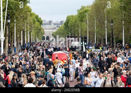 London, Großbritannien. 09. September 2022. 9.. September 2022. London, Großbritannien. Die Menschenmassen sehen sich an, als König Charles III und Camilla, der Queen Consort, am Buckingham Palace in London ankommen. Quelle: Doug Peters/Alamy Live News Stockfoto