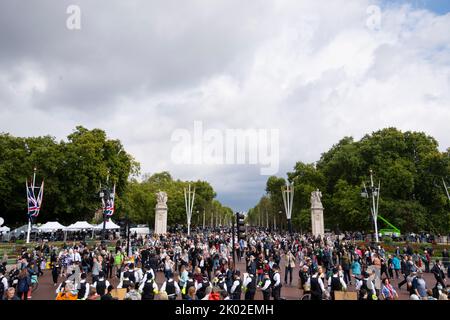 London, Großbritannien. 09. September 2022. 9.. September 2022. London, Großbritannien. Die Menschenmassen sehen sich an, als König Charles III und Camilla, der Queen Consort, am Buckingham Palace in London ankommen. Quelle: Doug Peters/Alamy Live News Stockfoto
